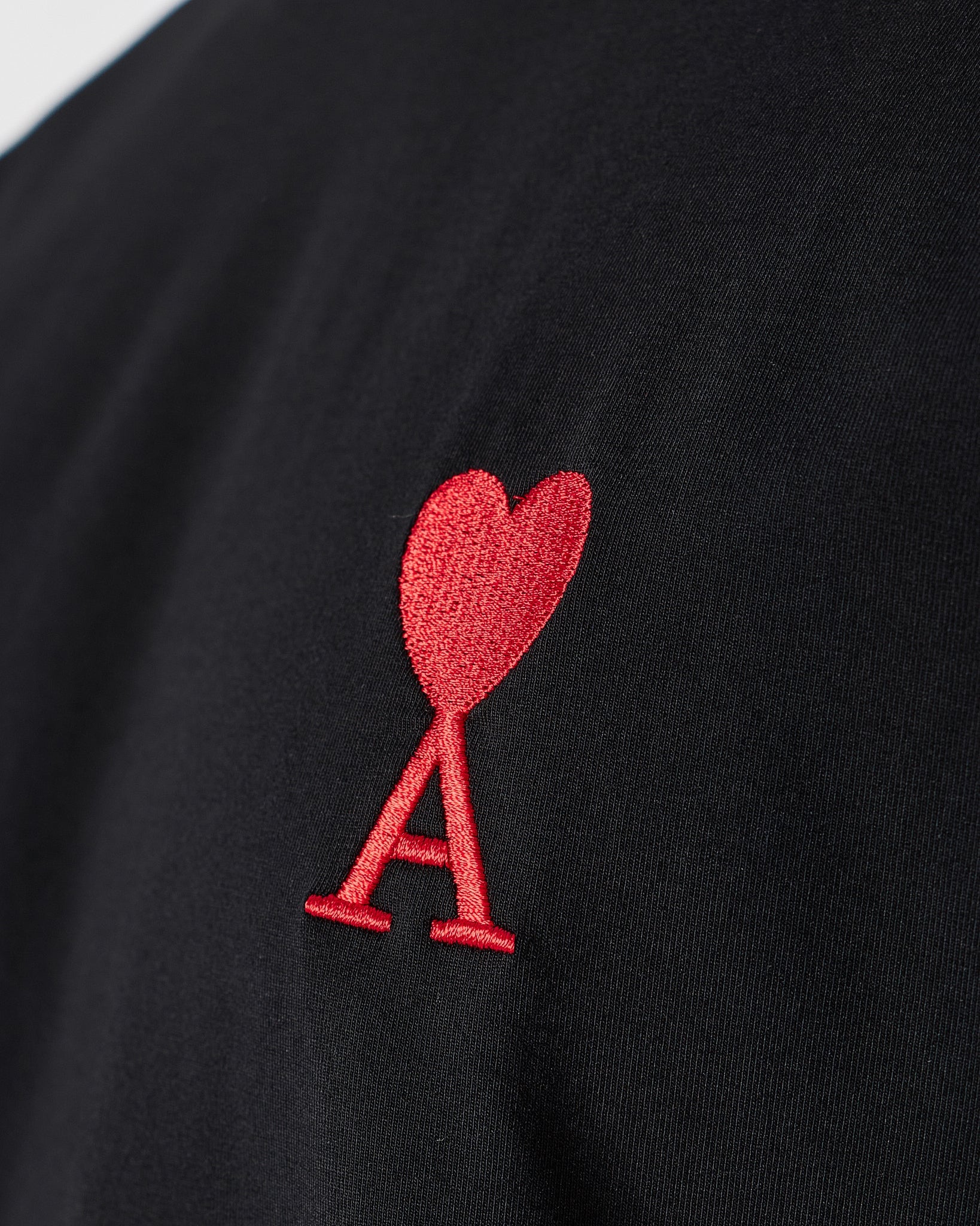 MOI OUTFIT-AMI Heart Embroidered Men Black T-Shirt 15.50