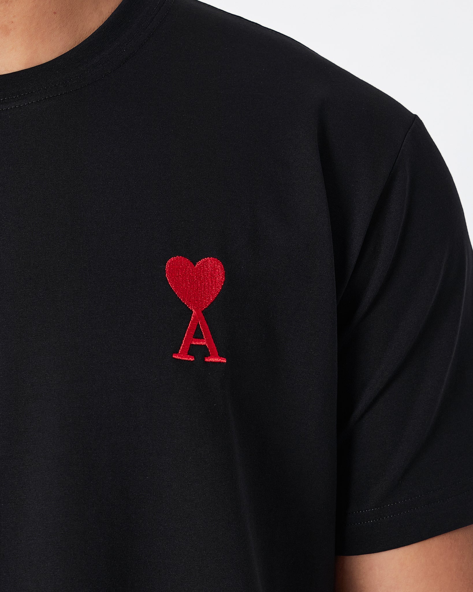 MOI OUTFIT-AMI Heart Embroidered Men Black T-Shirt 15.50