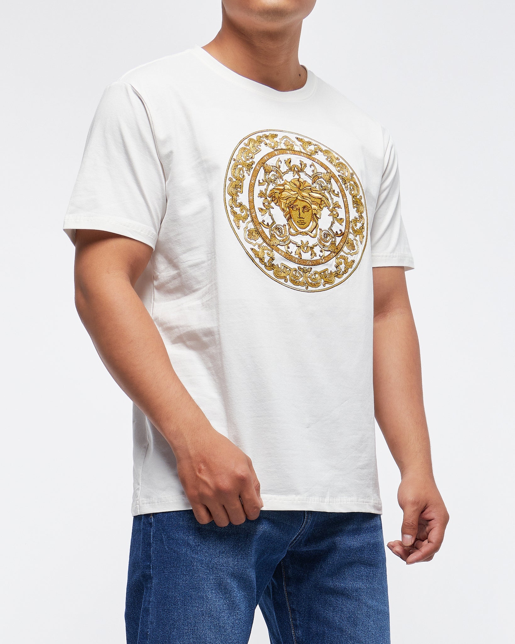 MOI OUTFIT-Embroidered Medusa Logo Men T-Shirt 24.90