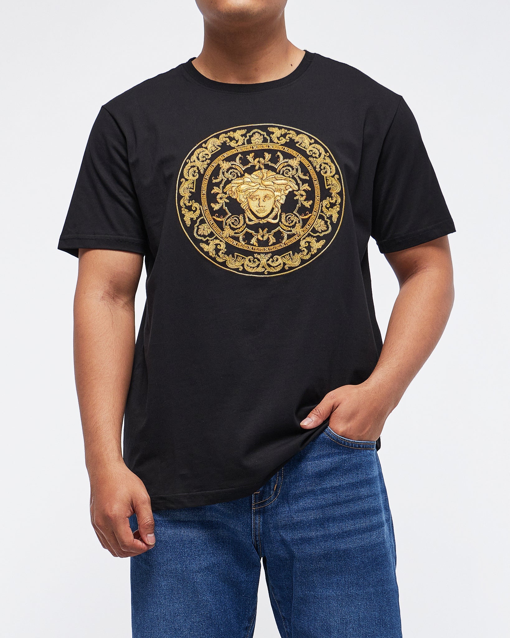 MOI OUTFIT-Embroidered Medusa Logo Men T-Shirt 24.90