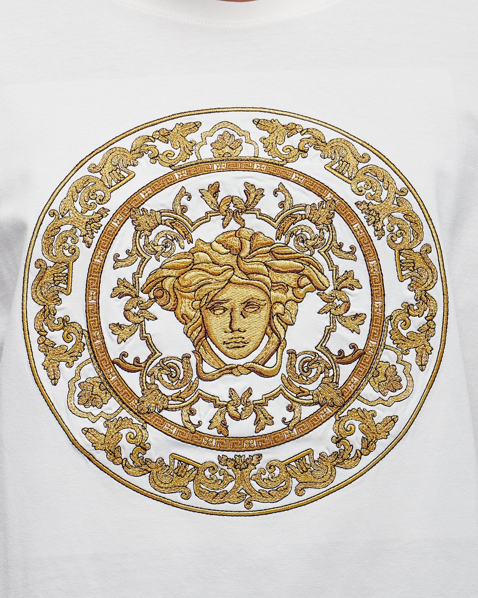 MOI OUTFIT-Embroidered Medusa Logo Men T-Shirt 24.90