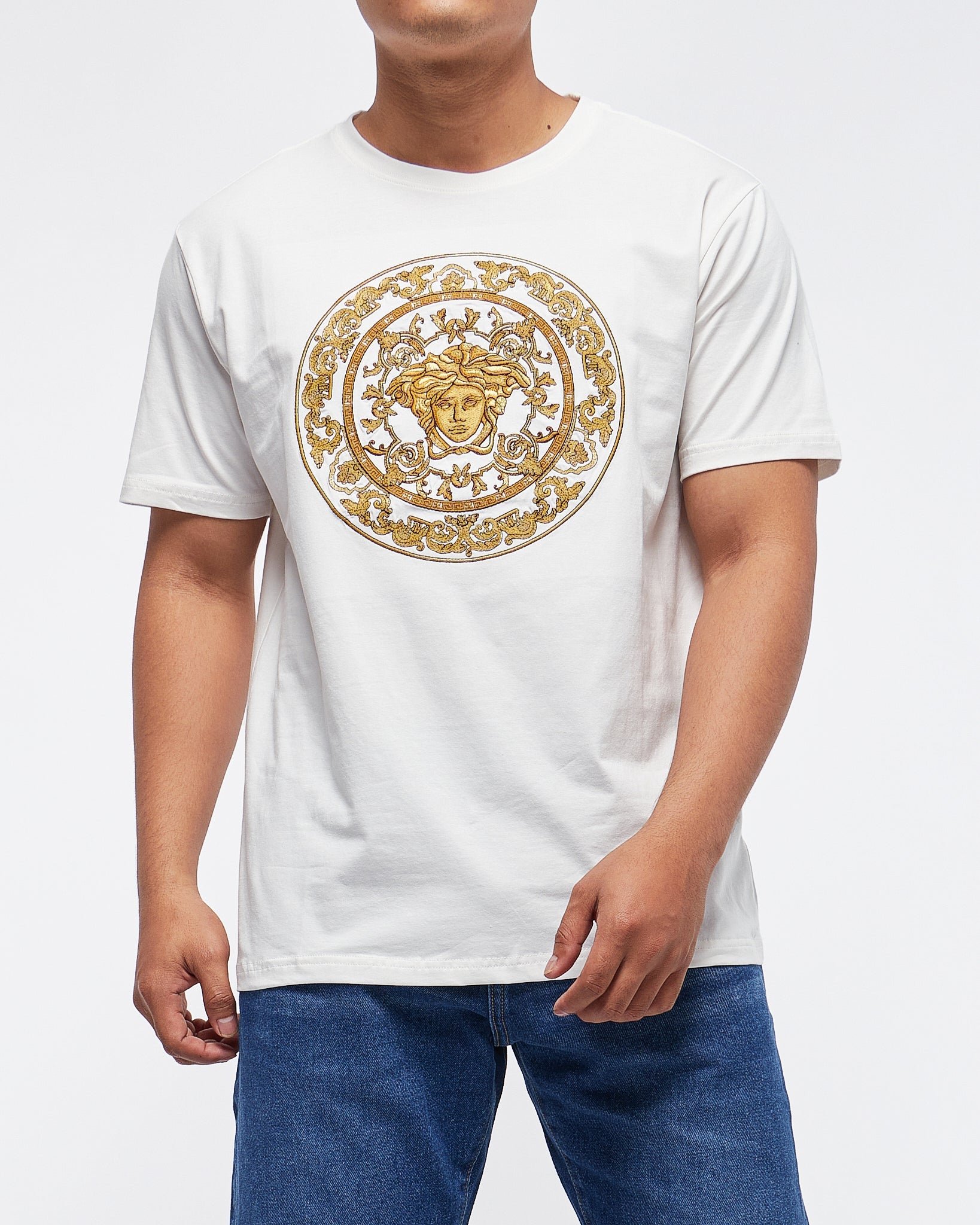 MOI OUTFIT-Embroidered Medusa Logo Men T-Shirt 24.90