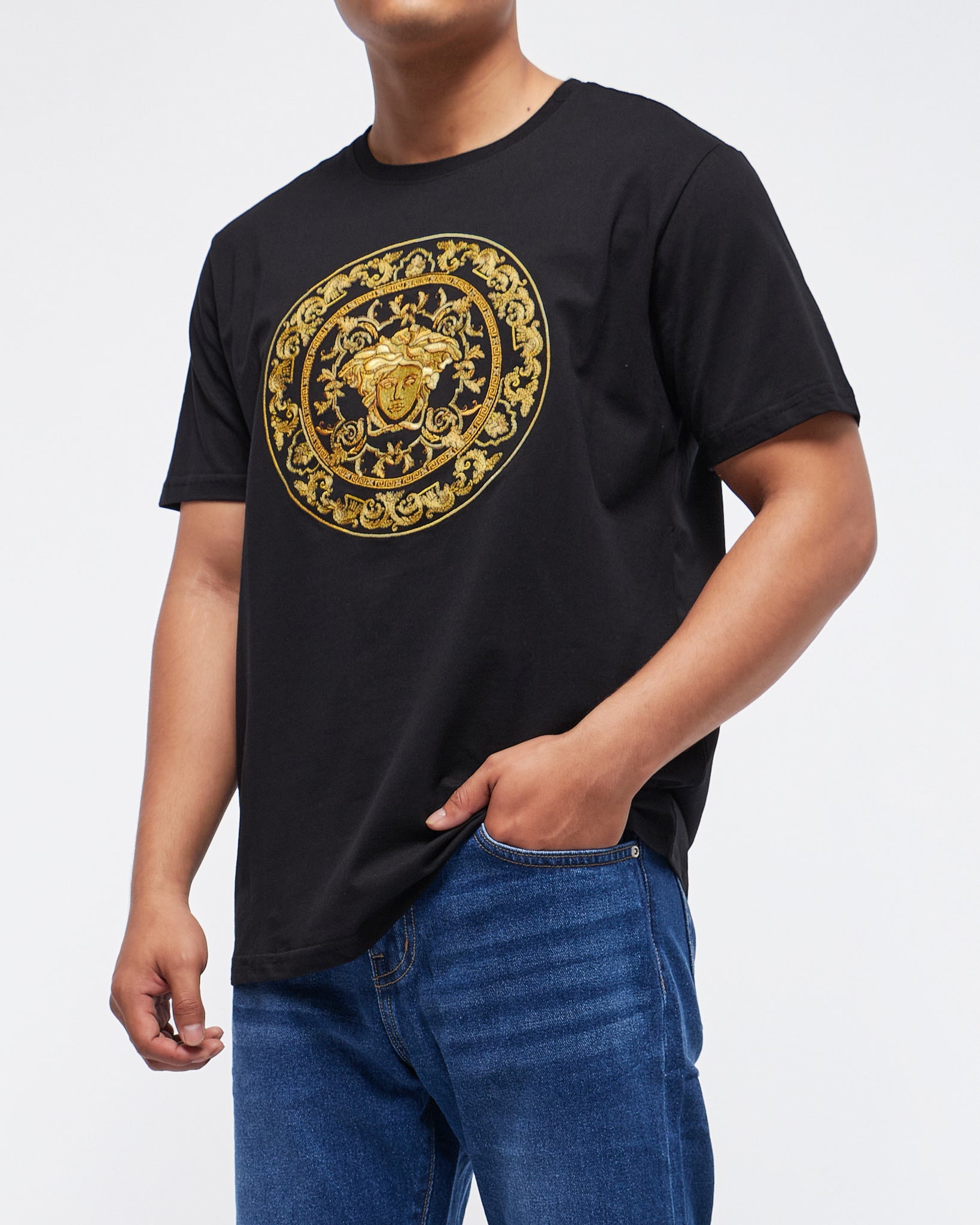 MOI OUTFIT-Embroidered Medusa Logo Men T-Shirt 24.90