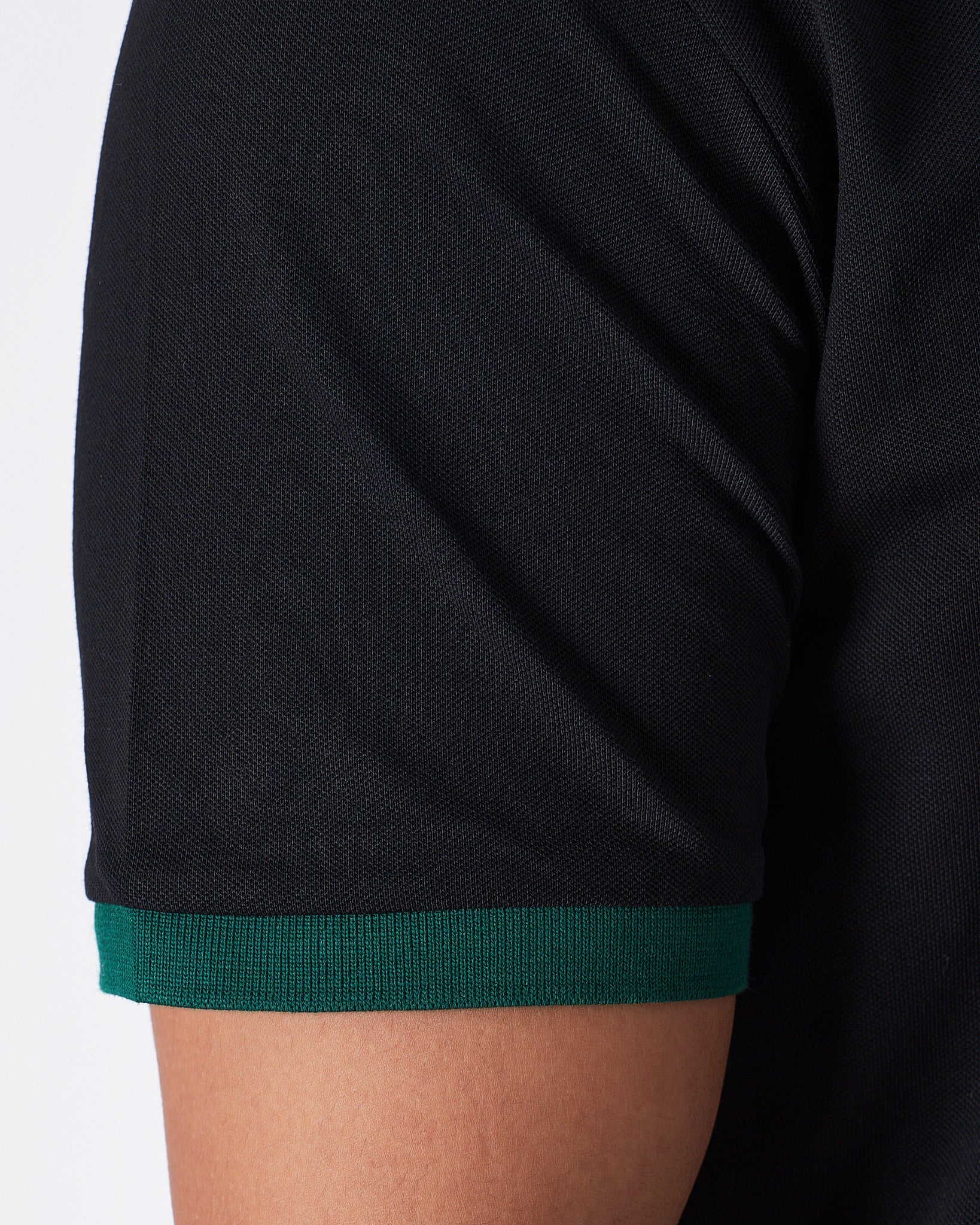 MOI OUTFIT-GUC Striped Collar Men Black Polo Shirt 64.90
