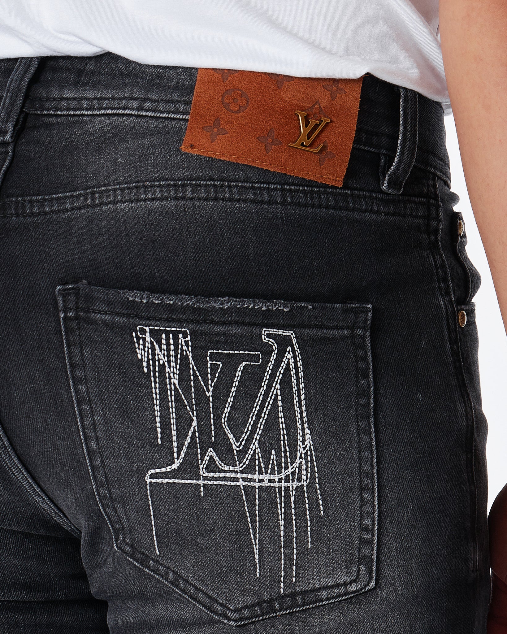 MOI OUTFIT-LV Logo Embroidered Men Jeans 68.90