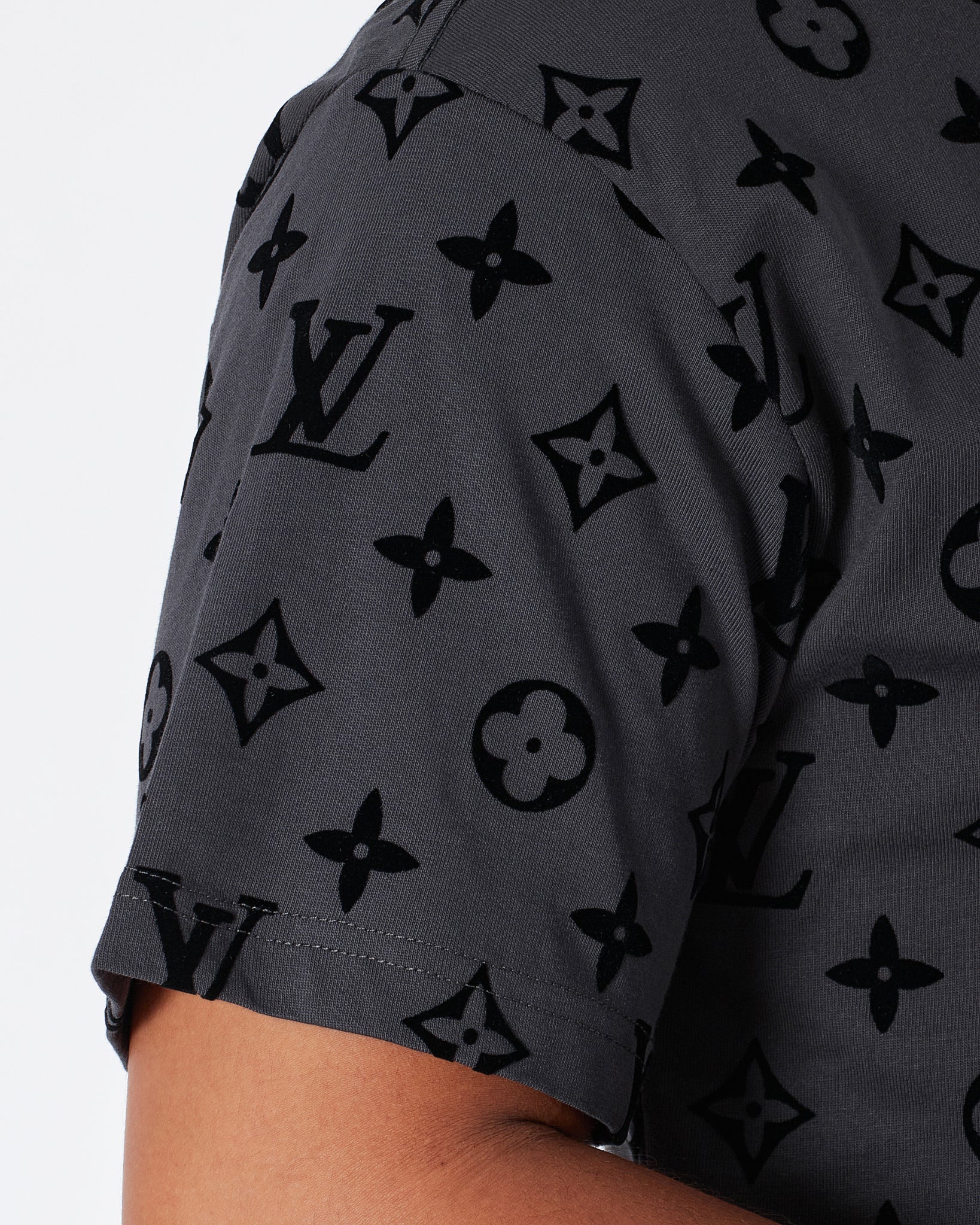 MOI OUTFIT-LV Monogram Velvet Over Printed Men T-Shirt 54.90