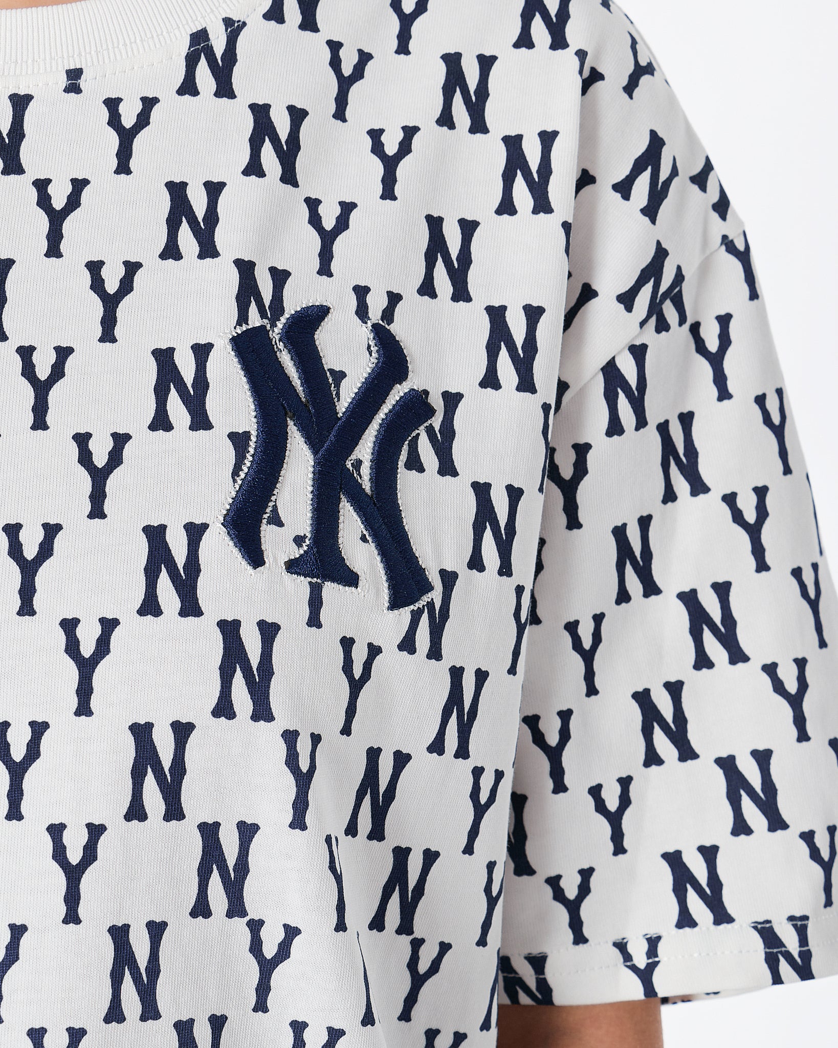 MOI OUTFIT-NY Monogram Unisex White T-Shirt 19.90