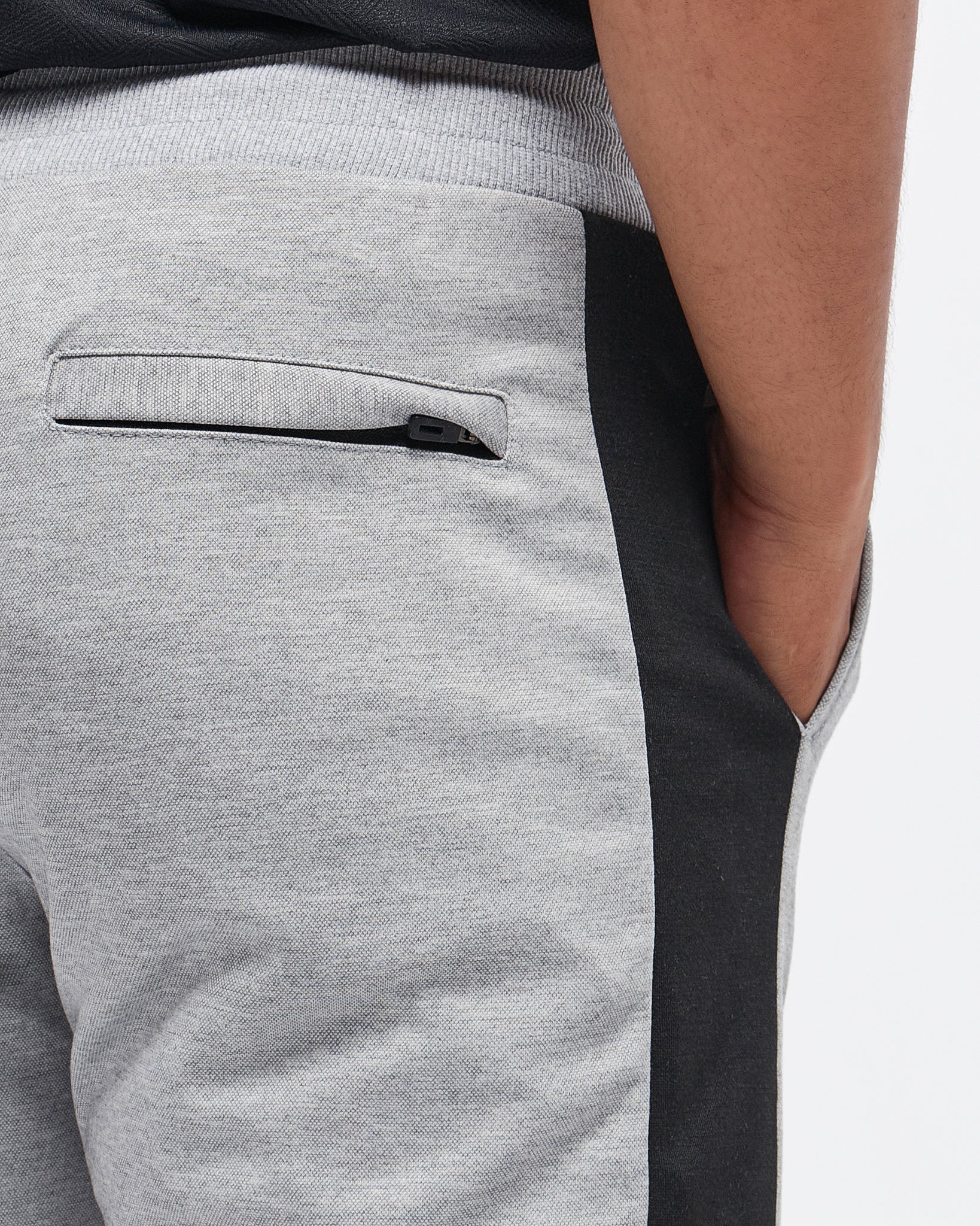 MOI OUTFIT-Side Striped Logo Vertical Men Joggers 18.90