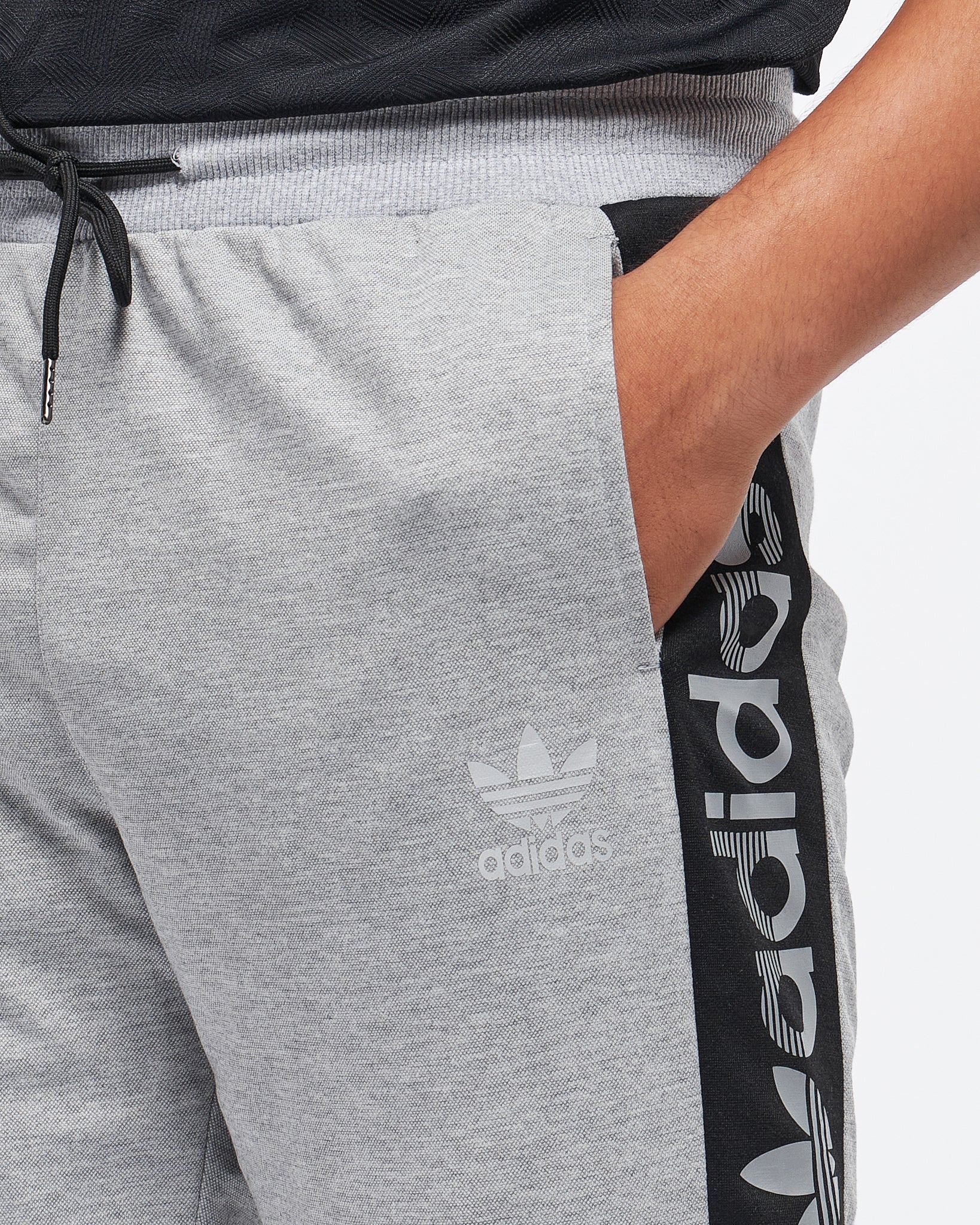 MOI OUTFIT-Side Striped Logo Vertical Men Joggers 18.90