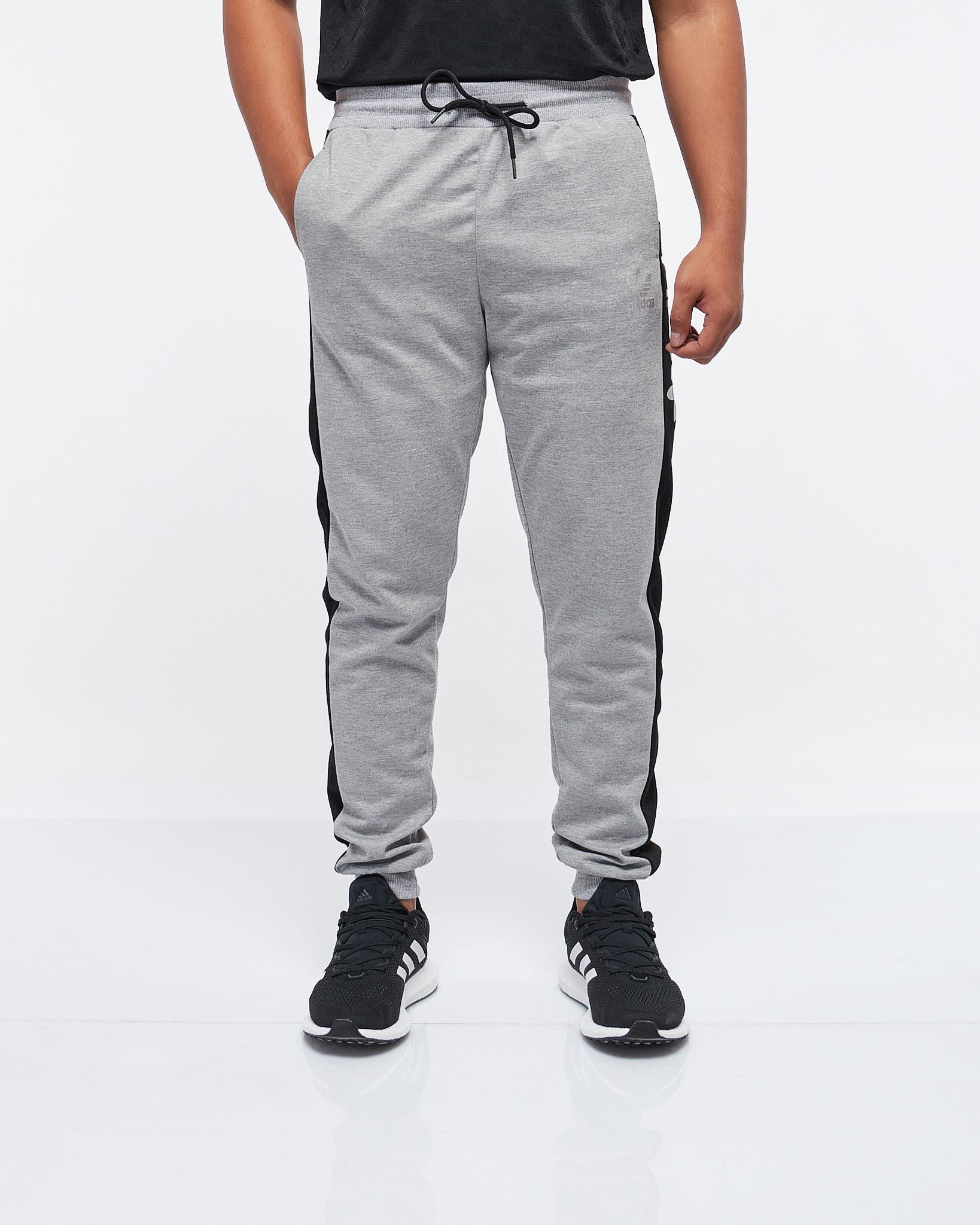 MOI OUTFIT-Side Striped Logo Vertical Men Joggers 18.90