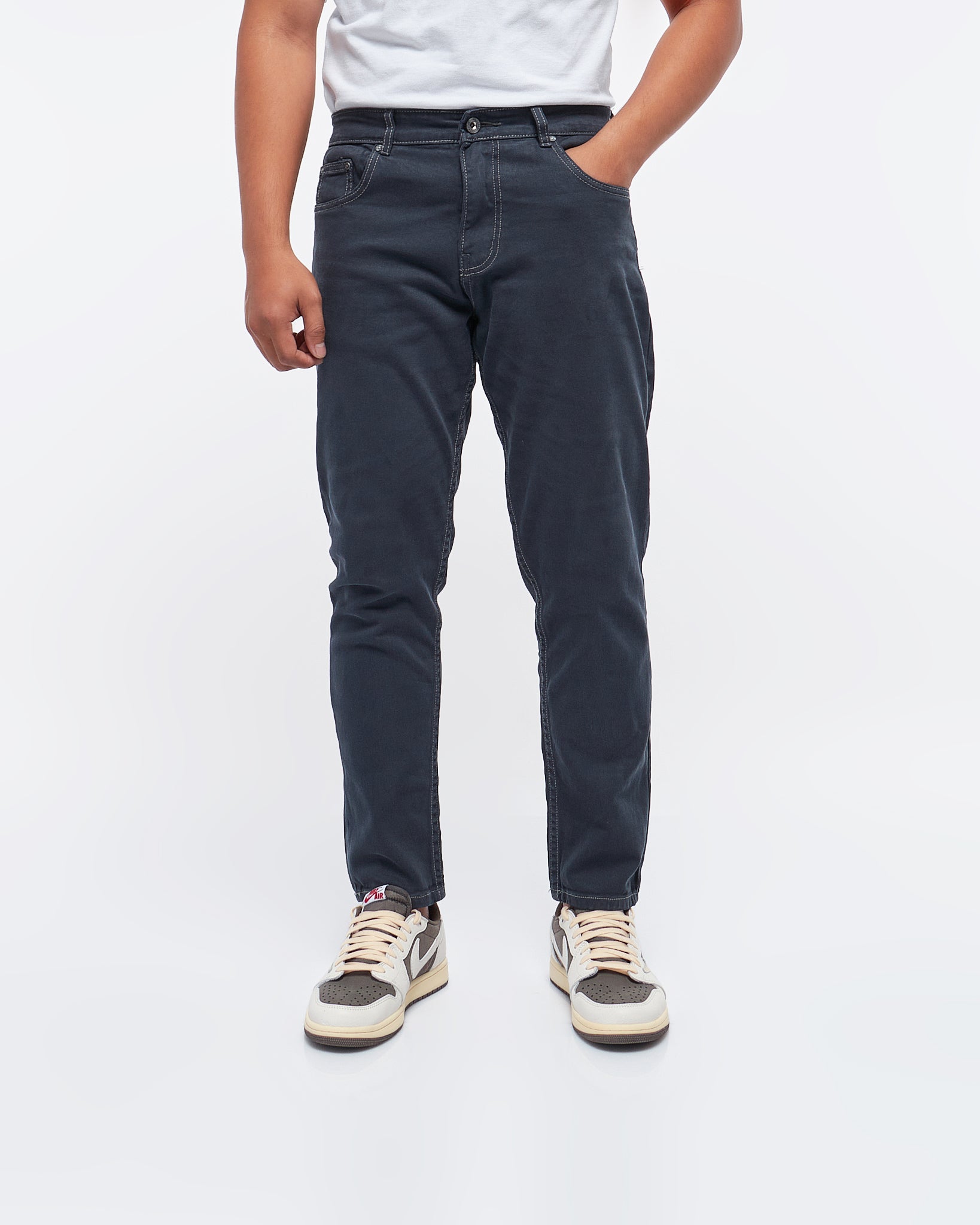 MOI OUTFIT-TB Logo Embroidered Back Pocket Men Jeans 25.90