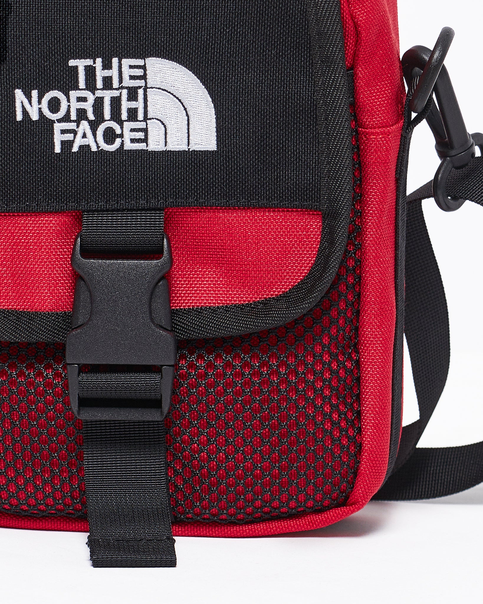 MOI OUTFIT-TNF Logo Embroidered Unisex Sling Bag 15.90