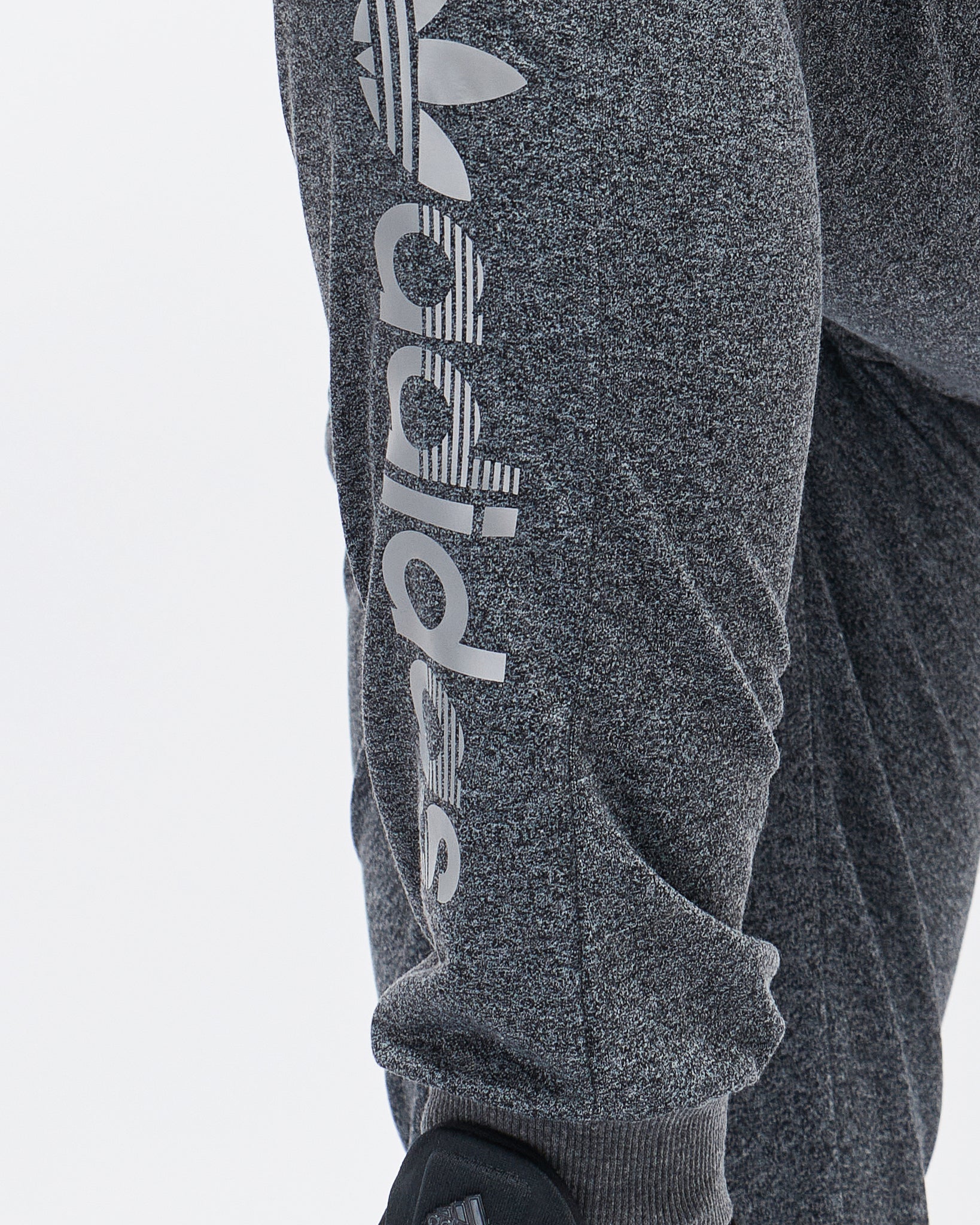 MOI OUTFIT-Trefoil Vertical Logo Printed Men Joggers 17.90