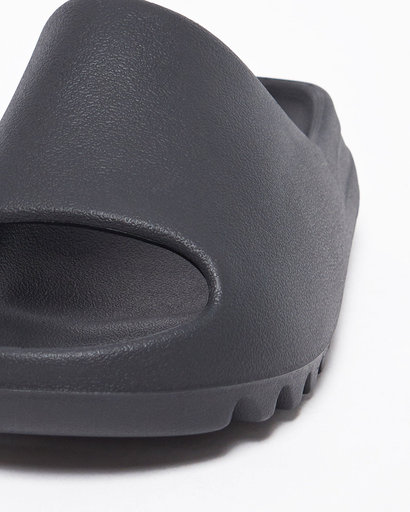 MOI OUTFIT-Yeezy Slide Unisex Slipper 38.90