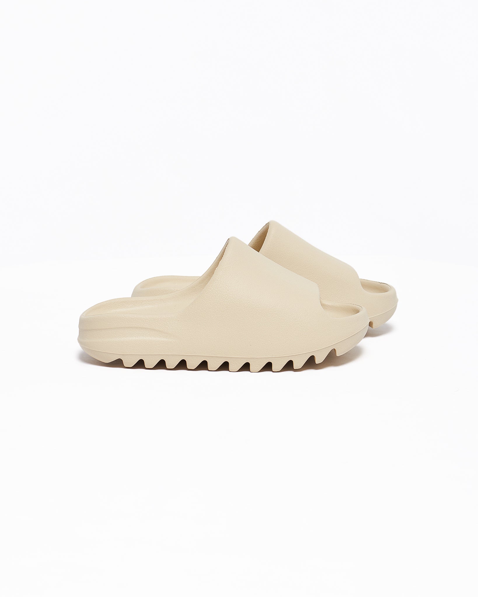 MOI OUTFIT-Yeezy Slide Unisex Slipper 38.90
