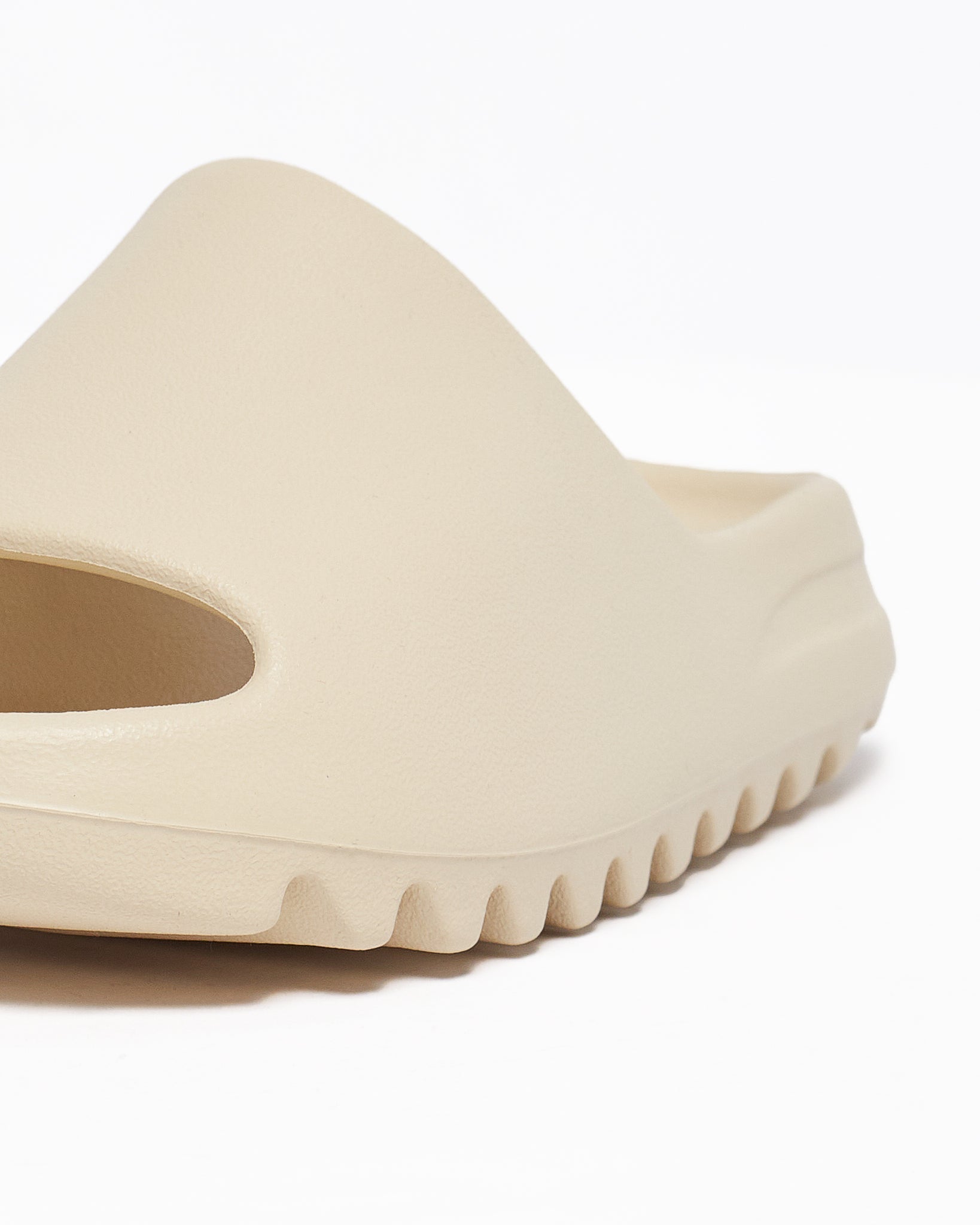 MOI OUTFIT-Yeezy Slide Unisex Slipper 38.90