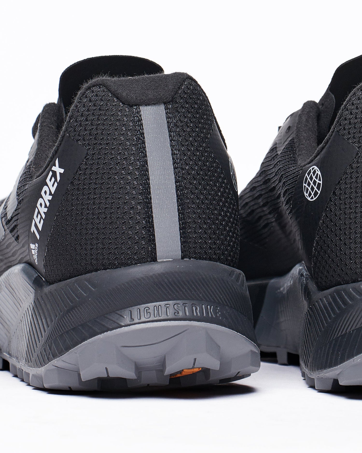 MOI OUTFIT-ADI Terrex Men Black Runners Shoes 40.90