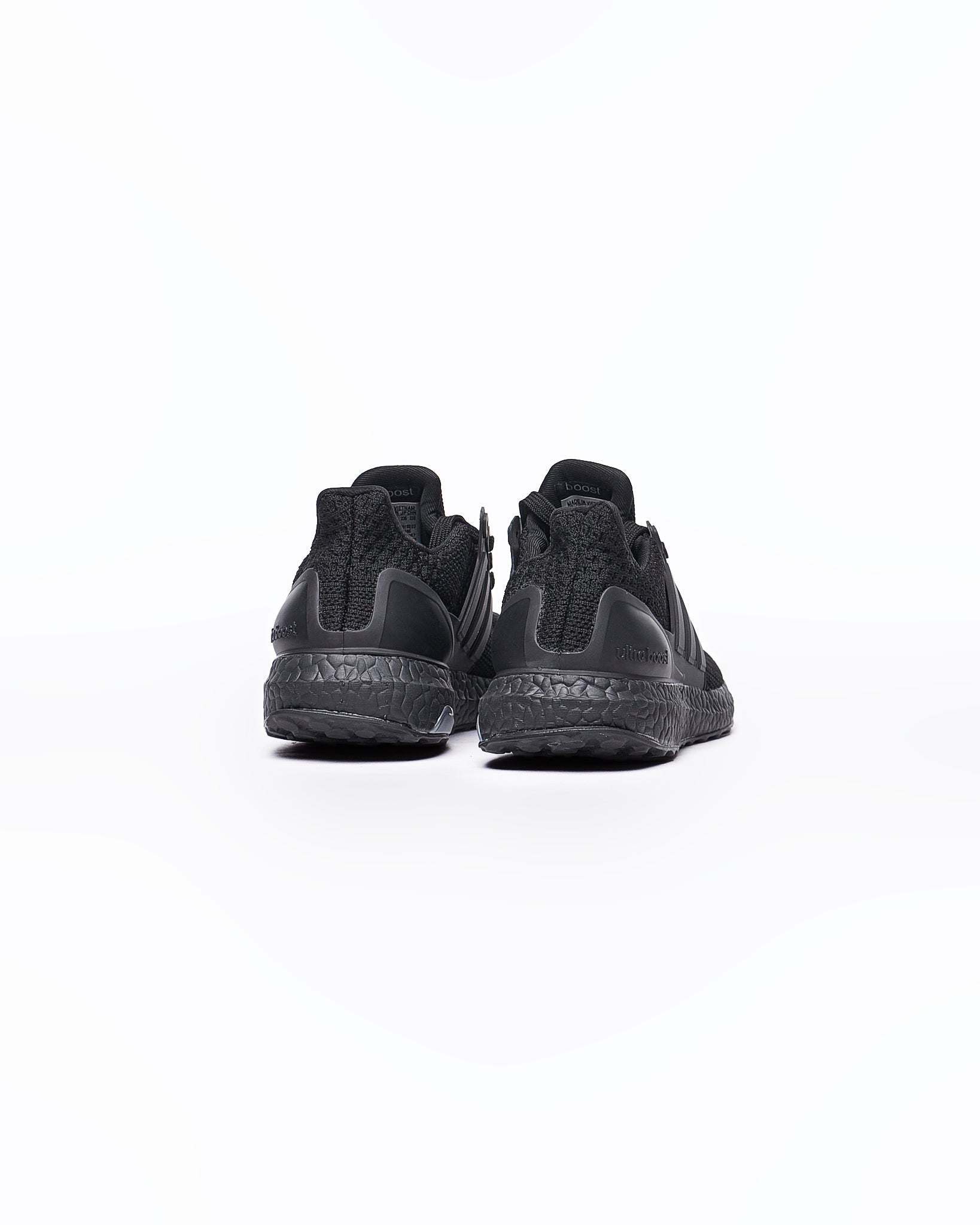 Ultra boost outlet triple black outfit