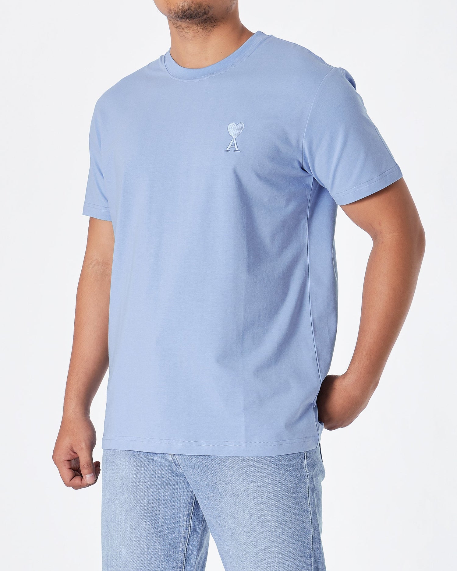 MOI OUTFIT-AMI Heart Embroidered Men Blue T-Shirt 15.50