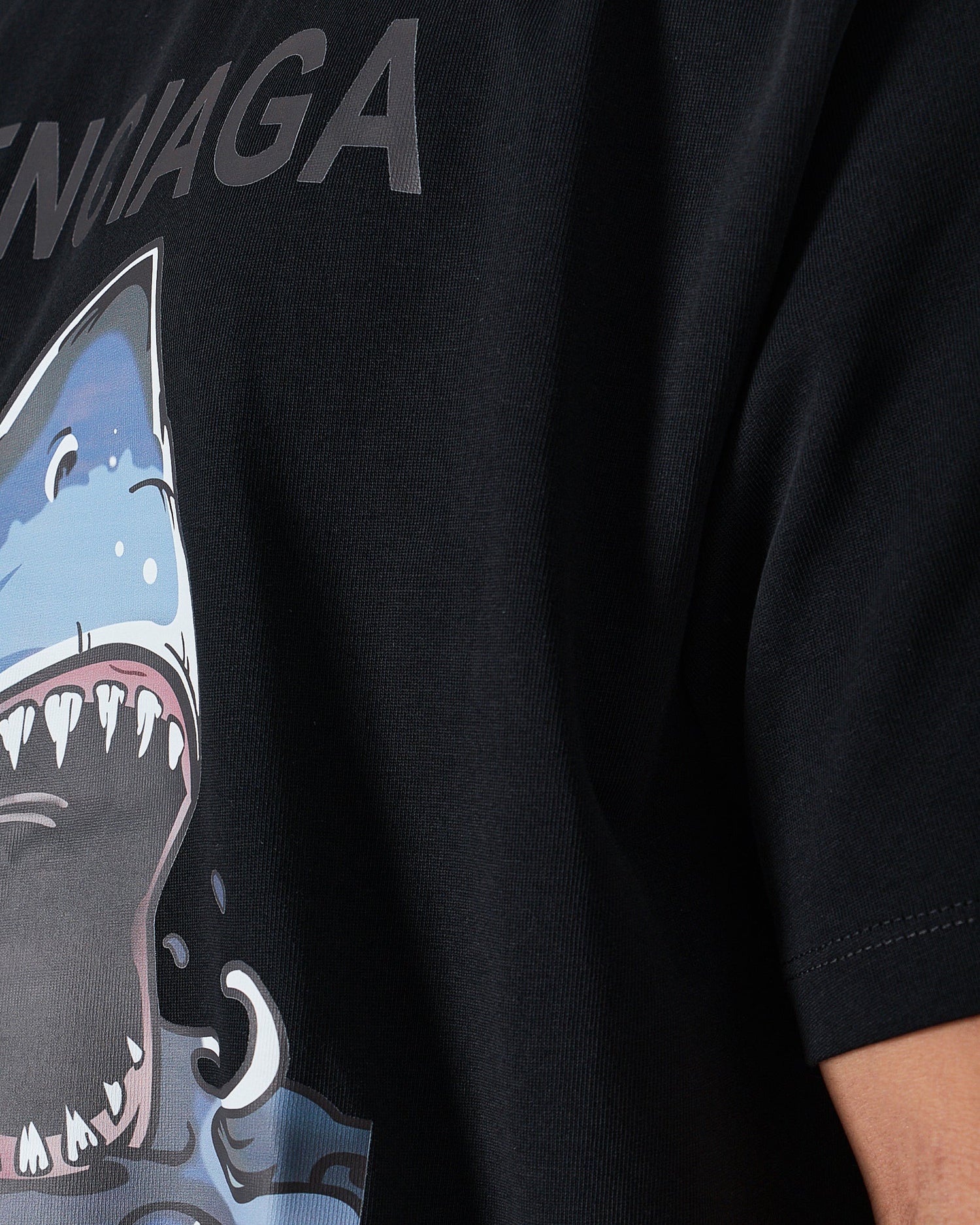MOI OUTFIT-BAL Sharks Men Black T-Shirt 22.90