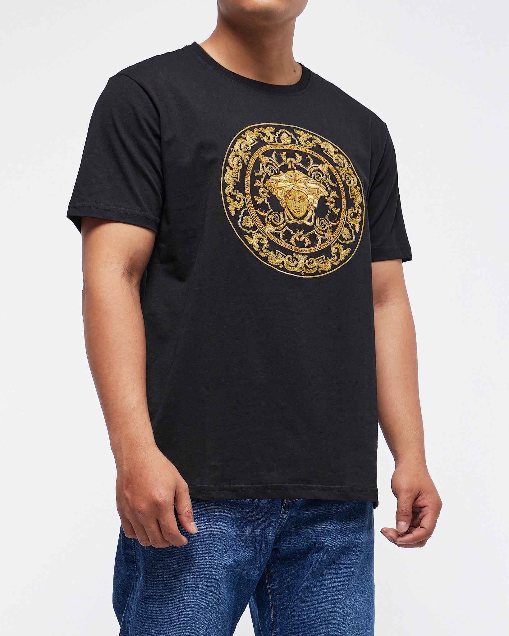 MOI OUTFIT-Embroidered Medusa Logo Men T-Shirt 24.90