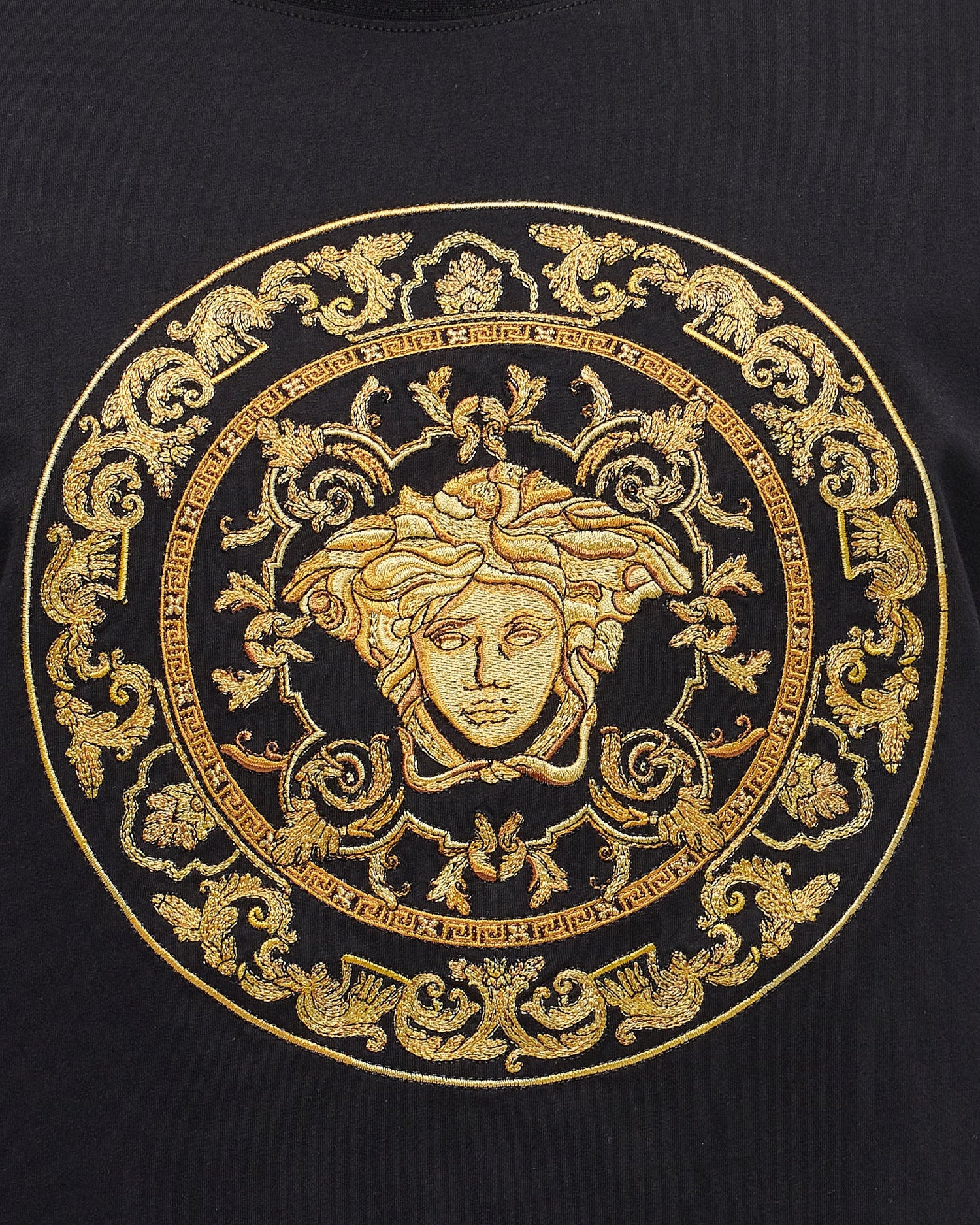 MOI OUTFIT-Embroidered Medusa Logo Men T-Shirt 24.90