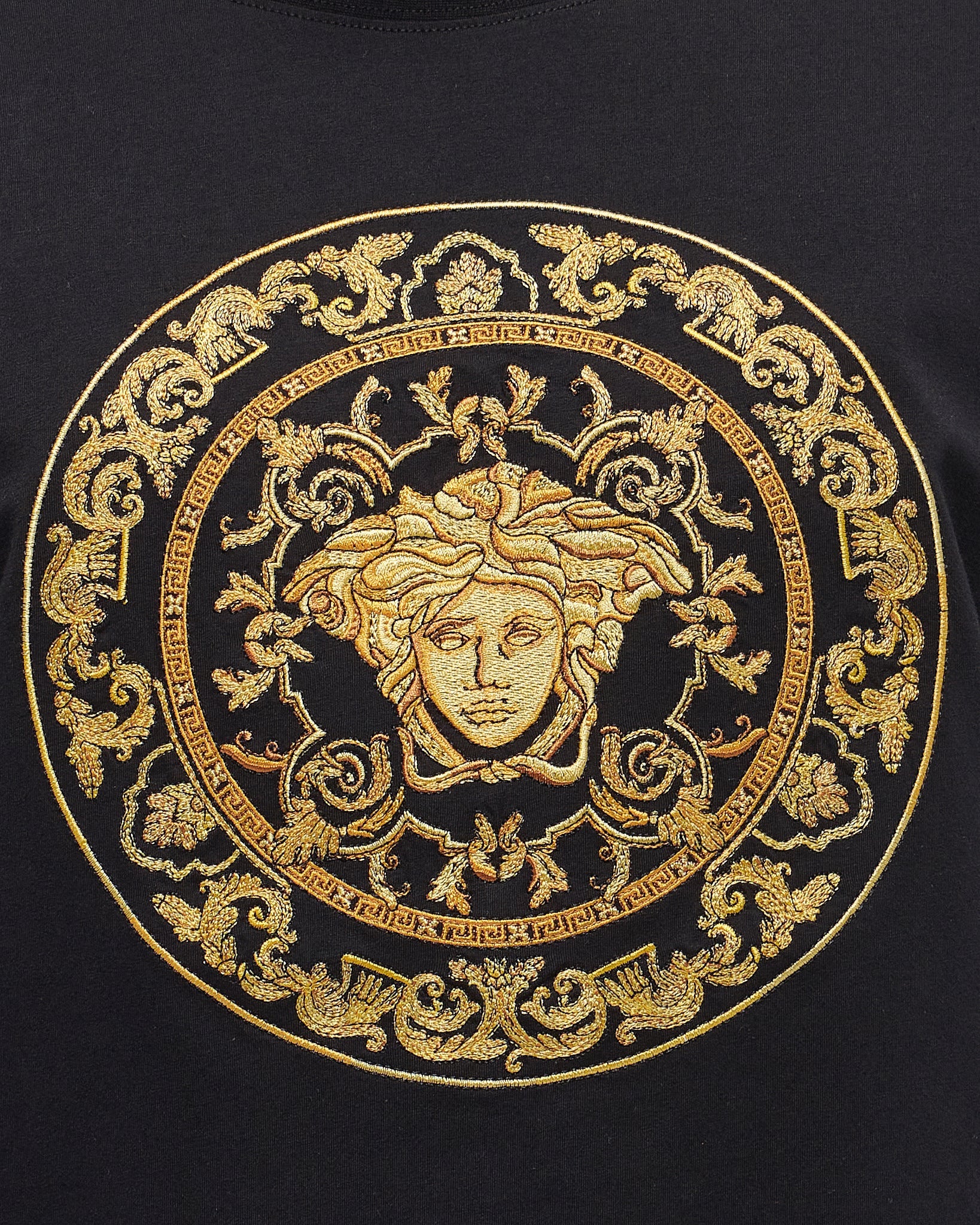 MOI OUTFIT-Embroidered Medusa Logo Men T-Shirt 24.90