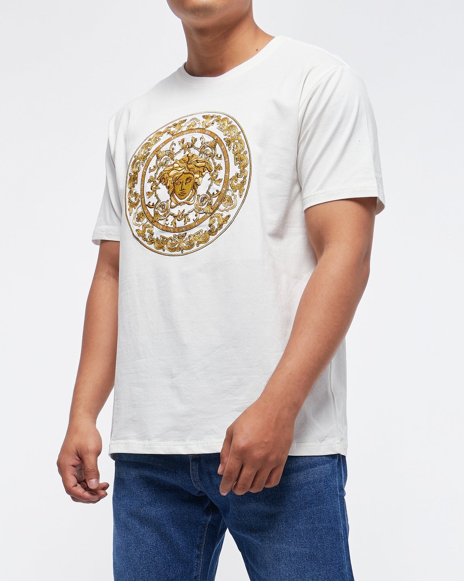 MOI OUTFIT-Embroidered Medusa Logo Men T-Shirt 24.90