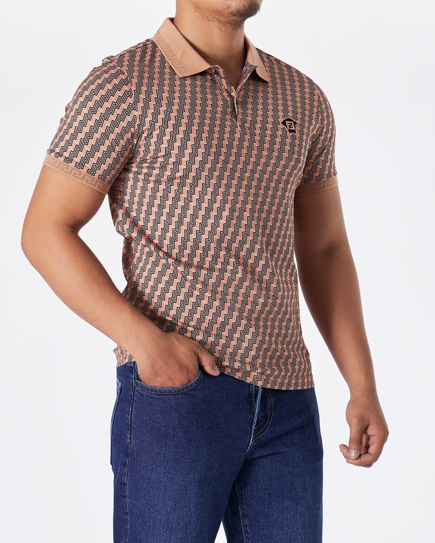 MOI OUTFIT-FEN Monogram Men Brown Polo Shirt 74.90
