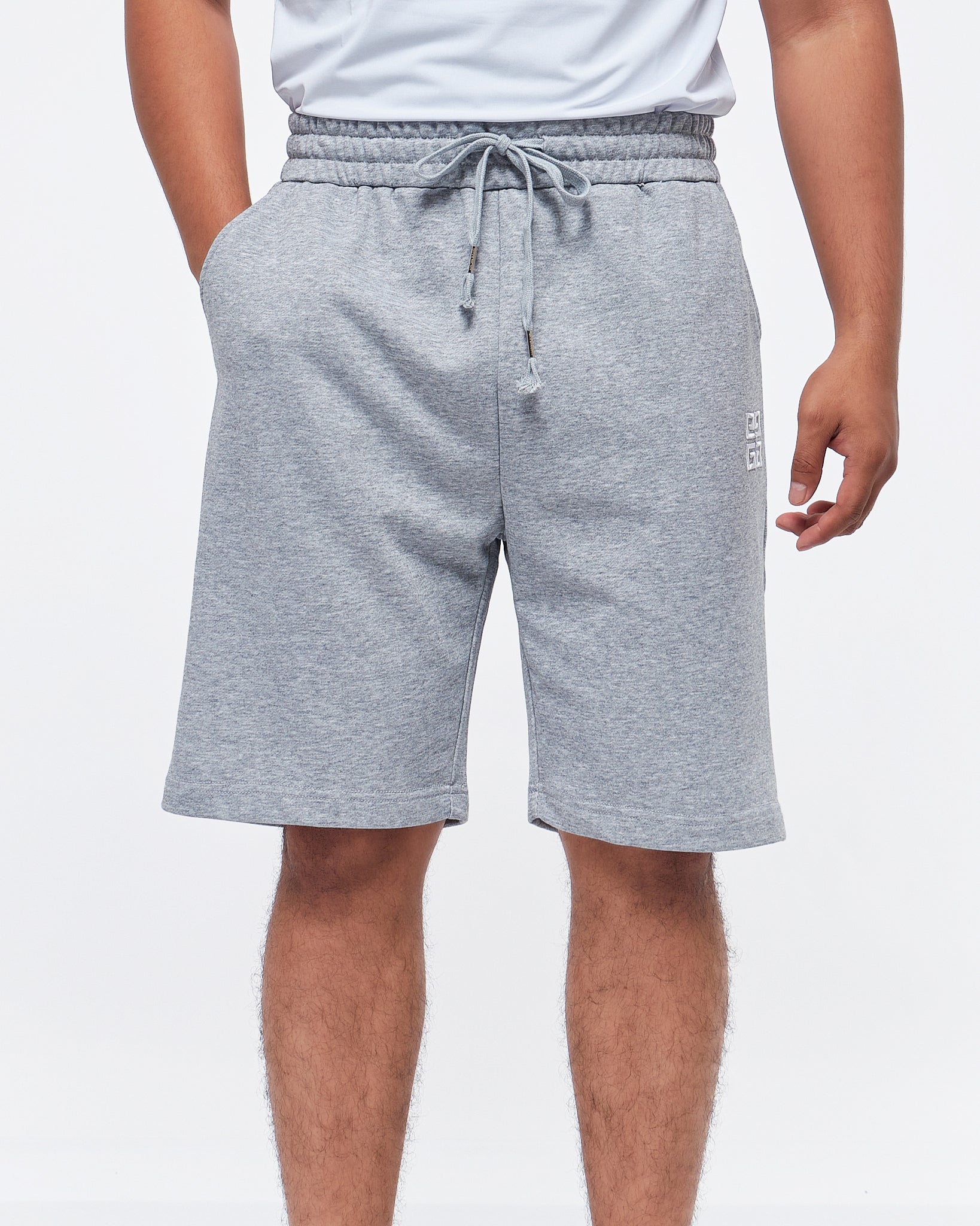 MOI OUTFIT-Givenchy Embroidered Men Shorts 19.90
