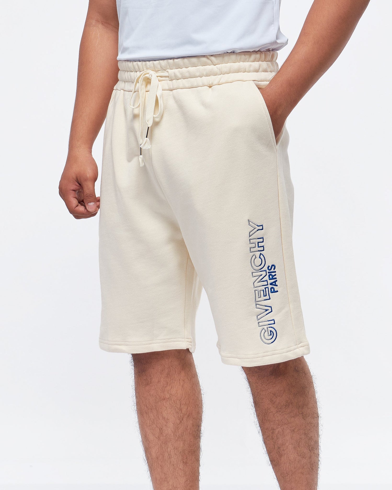 MOI OUTFIT-Givenchy Logo Embroidered Men Shorts 21.90