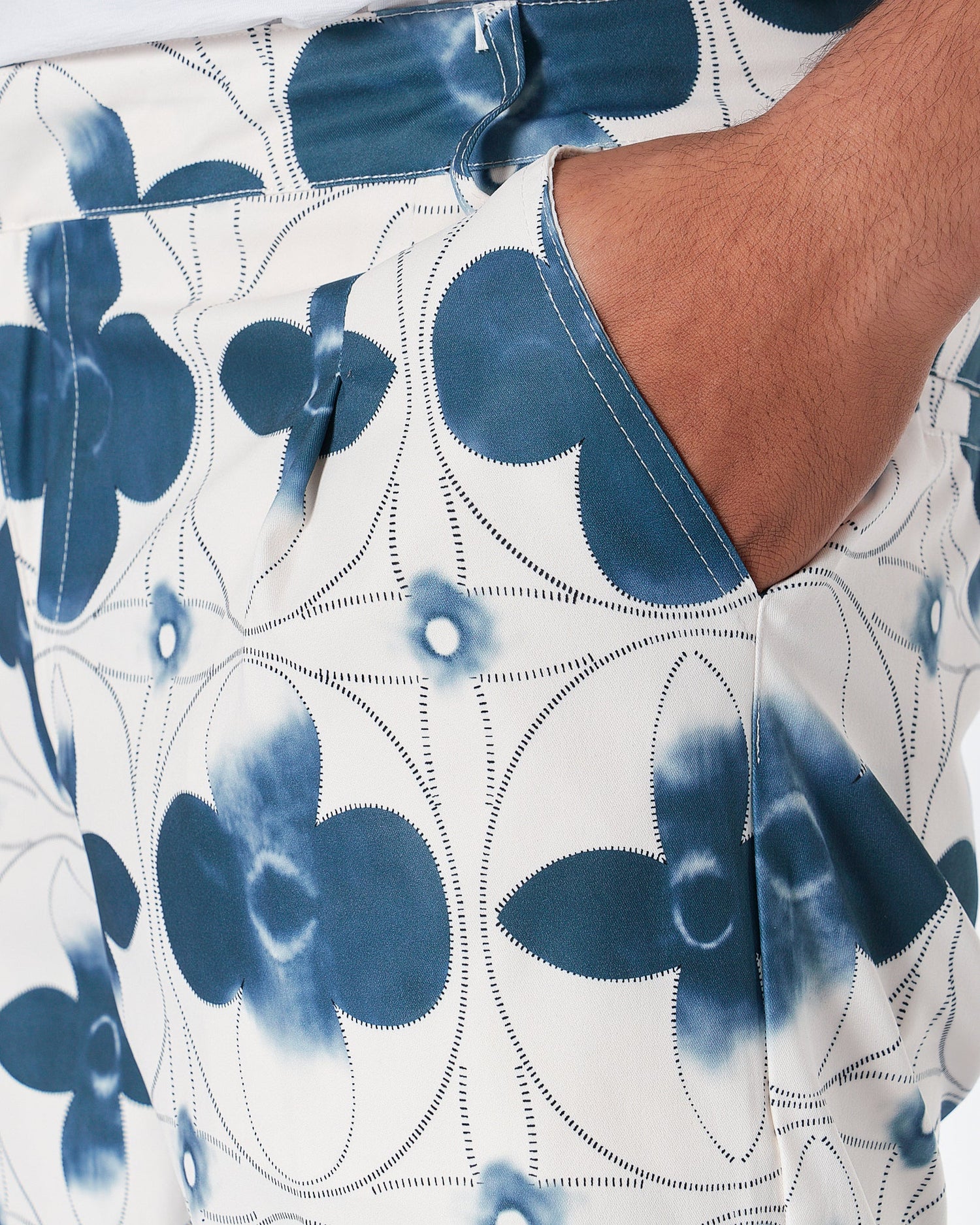 MOI OUTFIT-LV Flower Monogram Men White Shorts 23.90