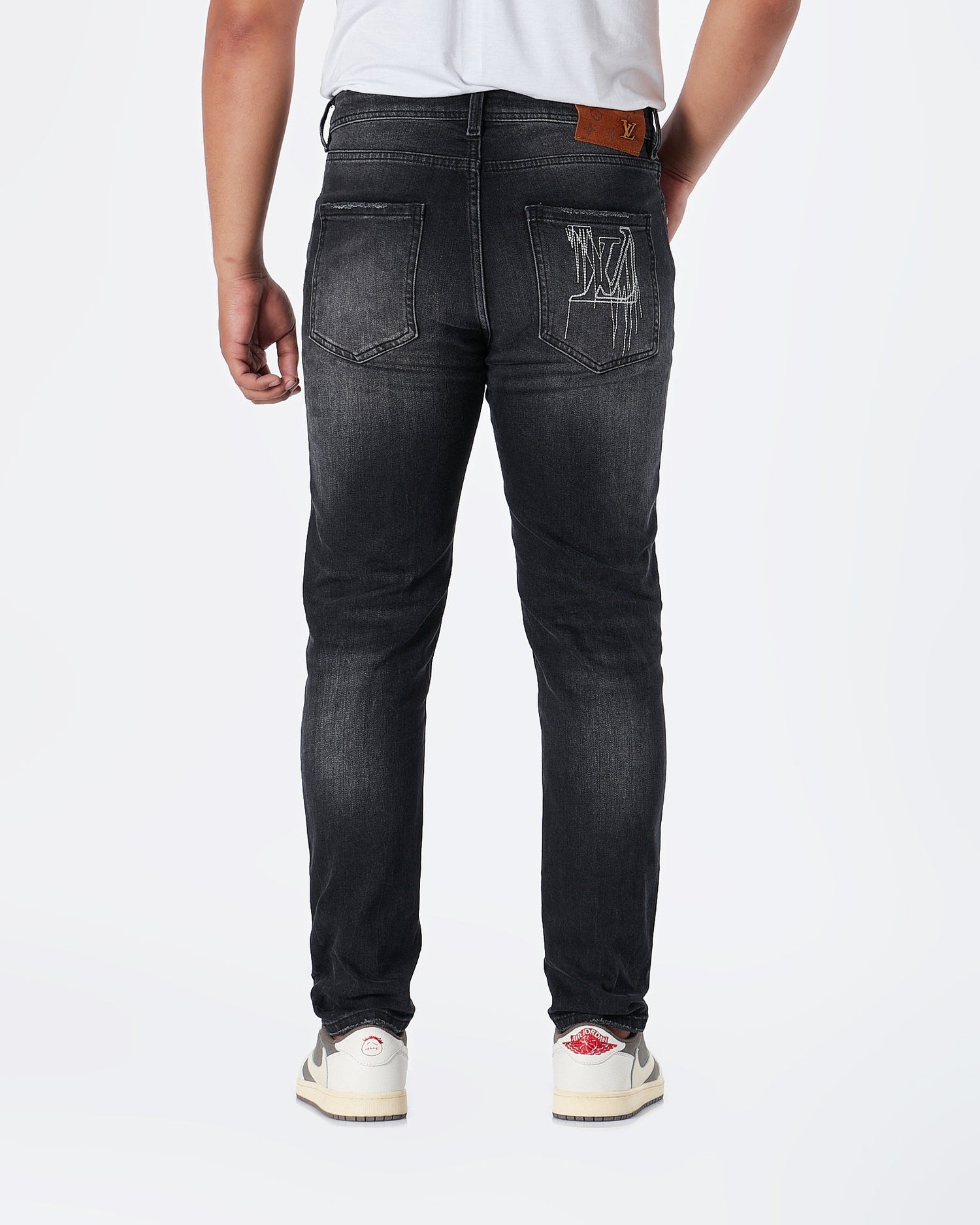 MOI OUTFIT-LV Logo Embroidered Men Jeans 68.90