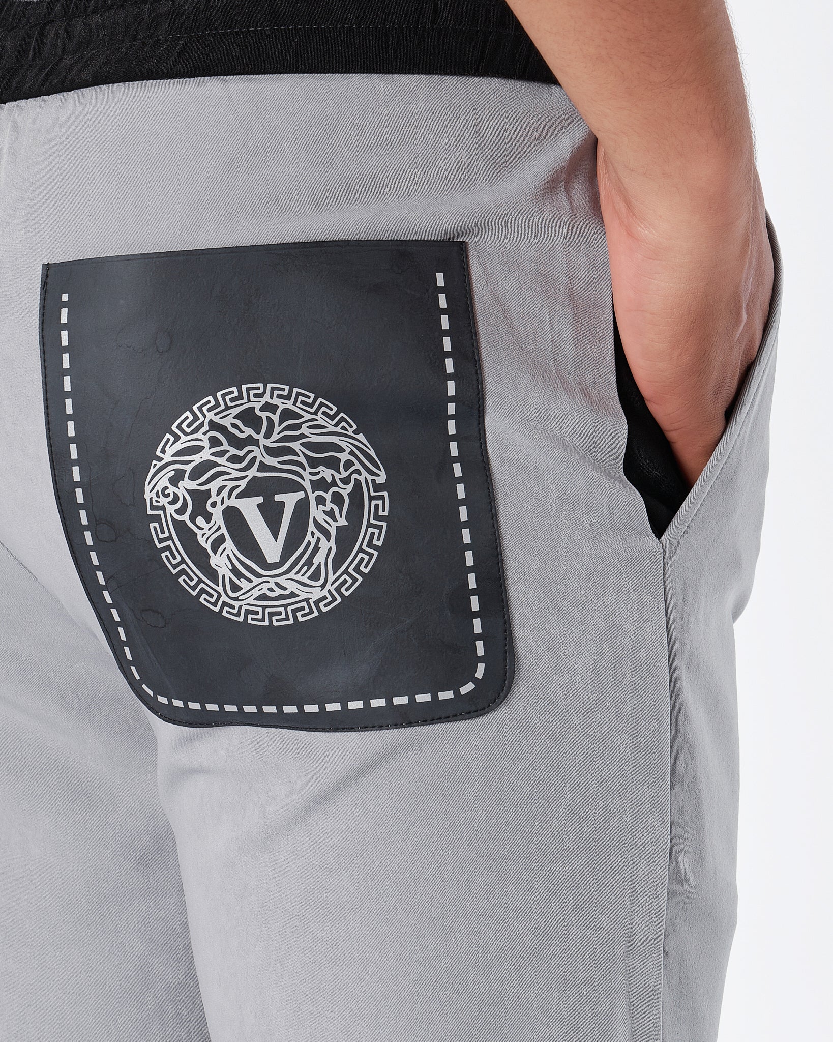 MOI OUTFIT-Medusa Logo Embroidered Men Joggers 69.90