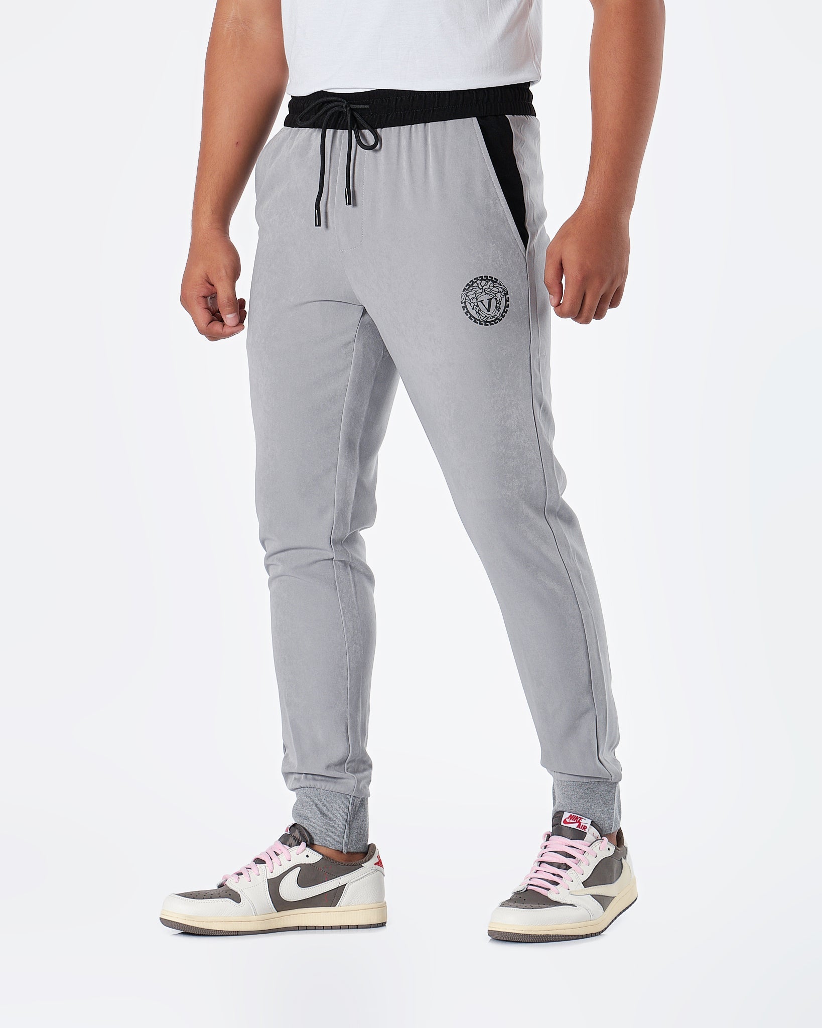 MOI OUTFIT-Medusa Logo Embroidered Men Joggers 69.90