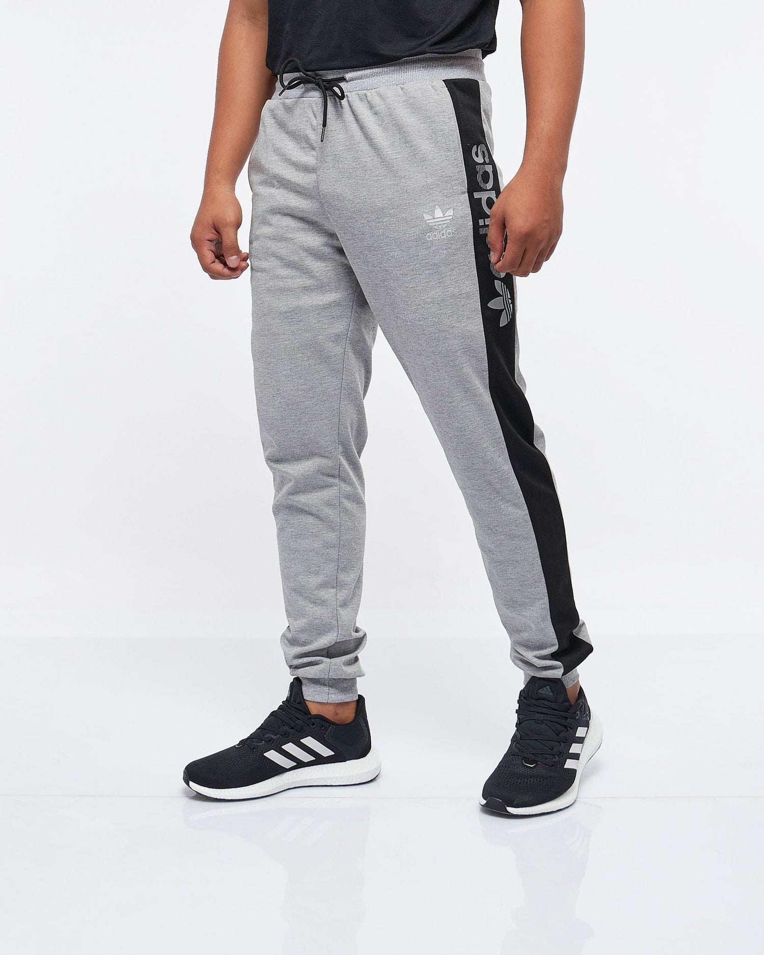 MOI OUTFIT-Side Striped Logo Vertical Men Joggers 18.90