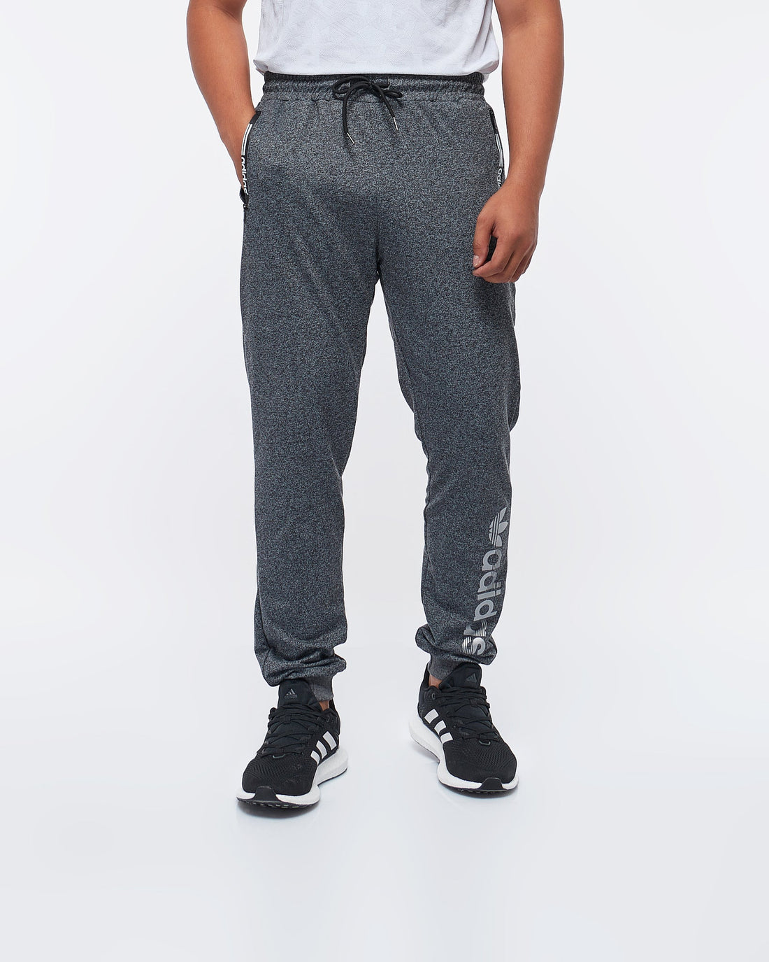 MOI OUTFIT-Trefoil Vertical Logo Printed Men Joggers 17.90