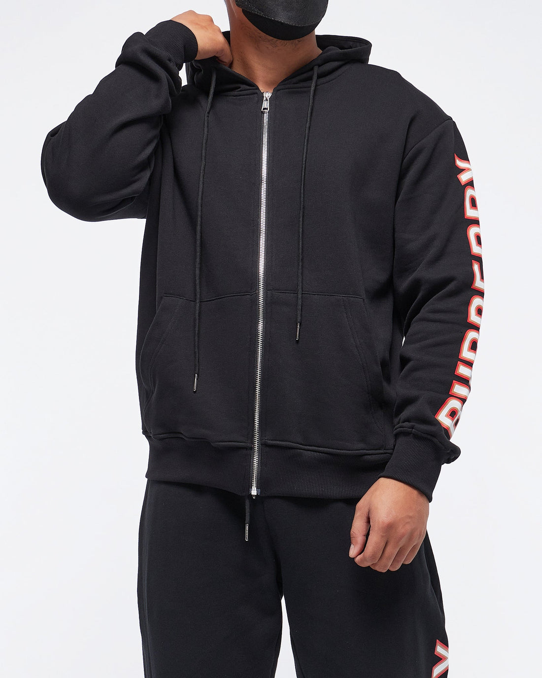MOI OUTFIT-Vertical Sleeve Logo Printed Men Hoodie Zipped 39.90