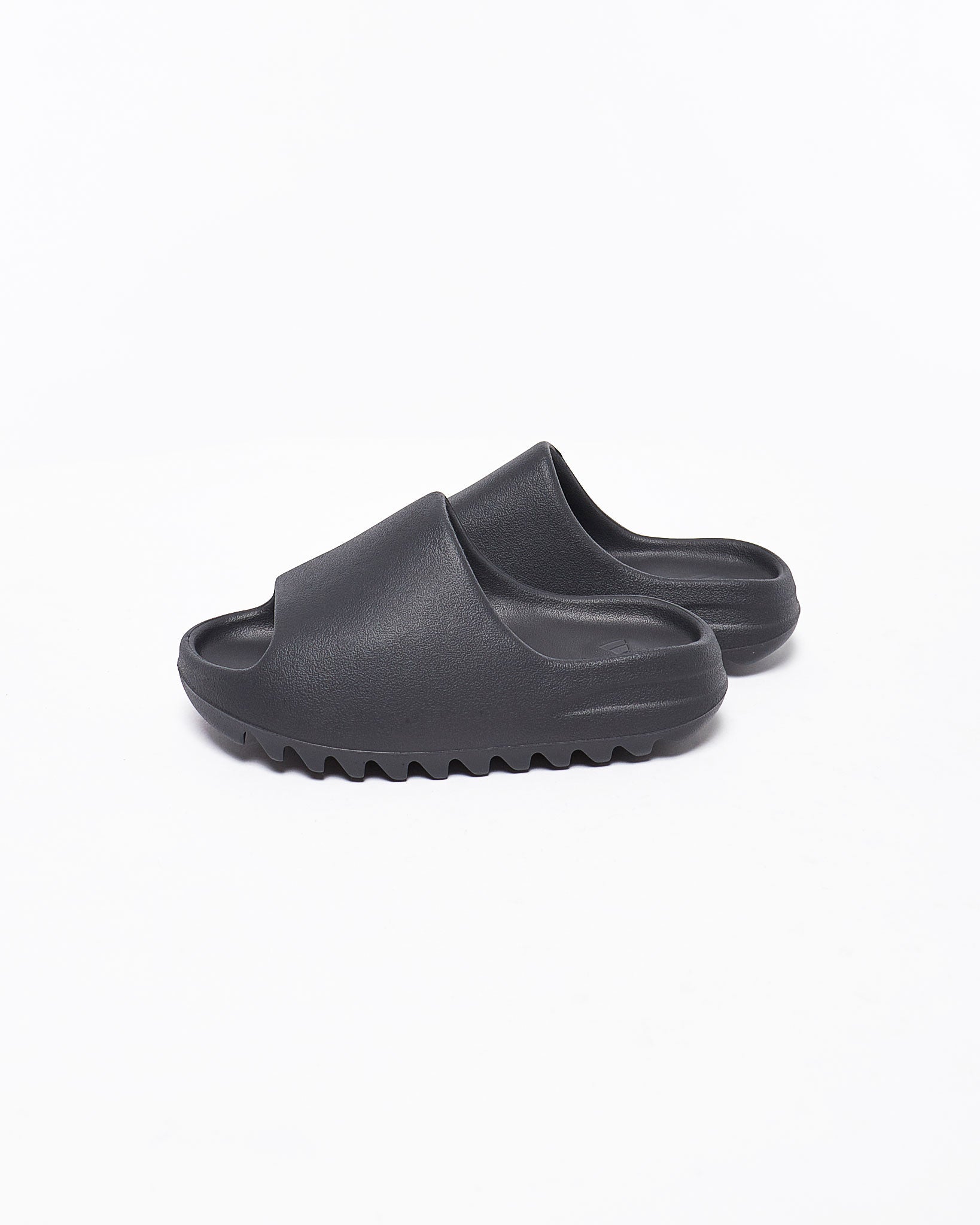 Yeezy slippers outlets